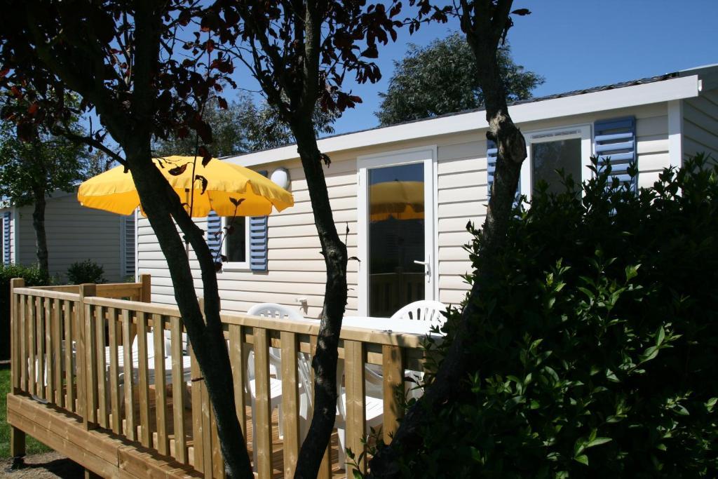 Camping De La Baie Hotell La Trinité-sur-Mer Rum bild