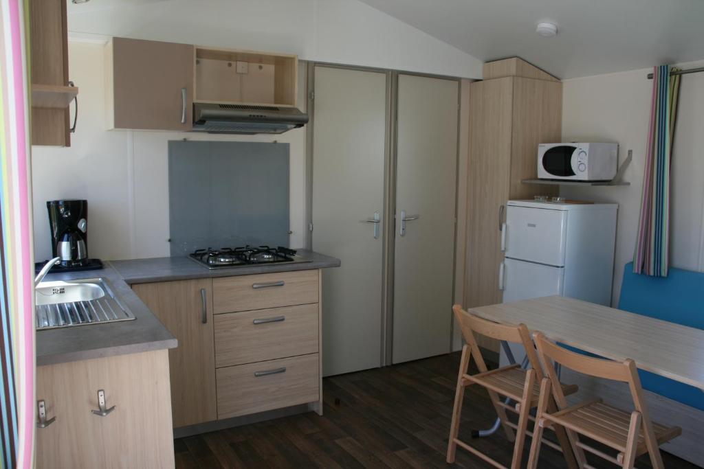 Camping De La Baie Hotell La Trinité-sur-Mer Rum bild